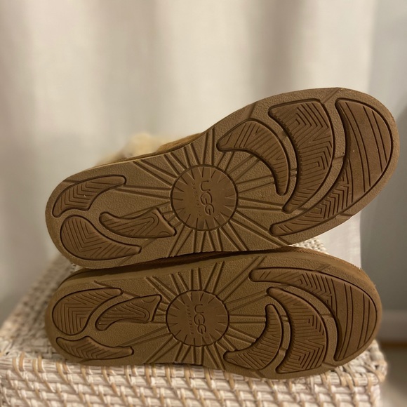 SOLD: Ugg Womens Sundance Short Waterproof Boot - Picture 7 of 8